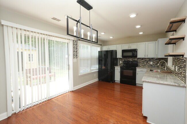 Building Photo - Spacious 4-bedroom, 2.5-bath home with a p...