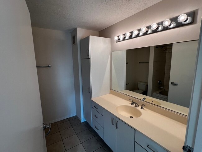 Building Photo - 9655 Woods Dr