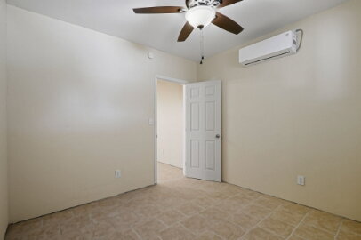Building Photo - Corner 3 bed with Refrigerated AC