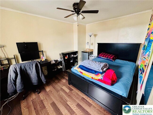 Building Photo - 1523 W Chew St