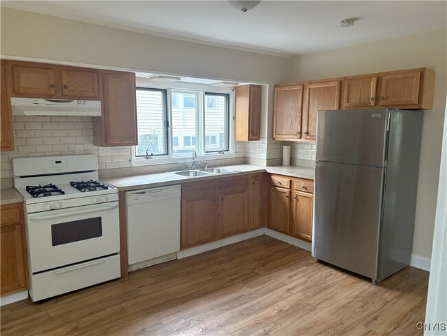 Building Photo - 120 Malverne Dr