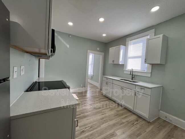 Building Photo - 1347 E Livingston Ave