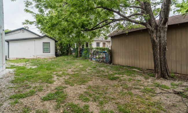 Building Photo - 2737 Stuart Dr