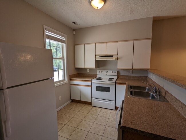 Building Photo - 706 Sykes St