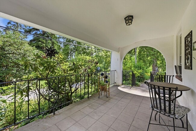 Building Photo - Beautiful 3B/2B Twin with Off-Street Parking in West Chester Borough
