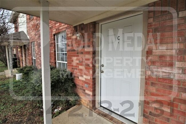 Building Photo - Beautiful 2-bed, 1.5-bath! - Now available...