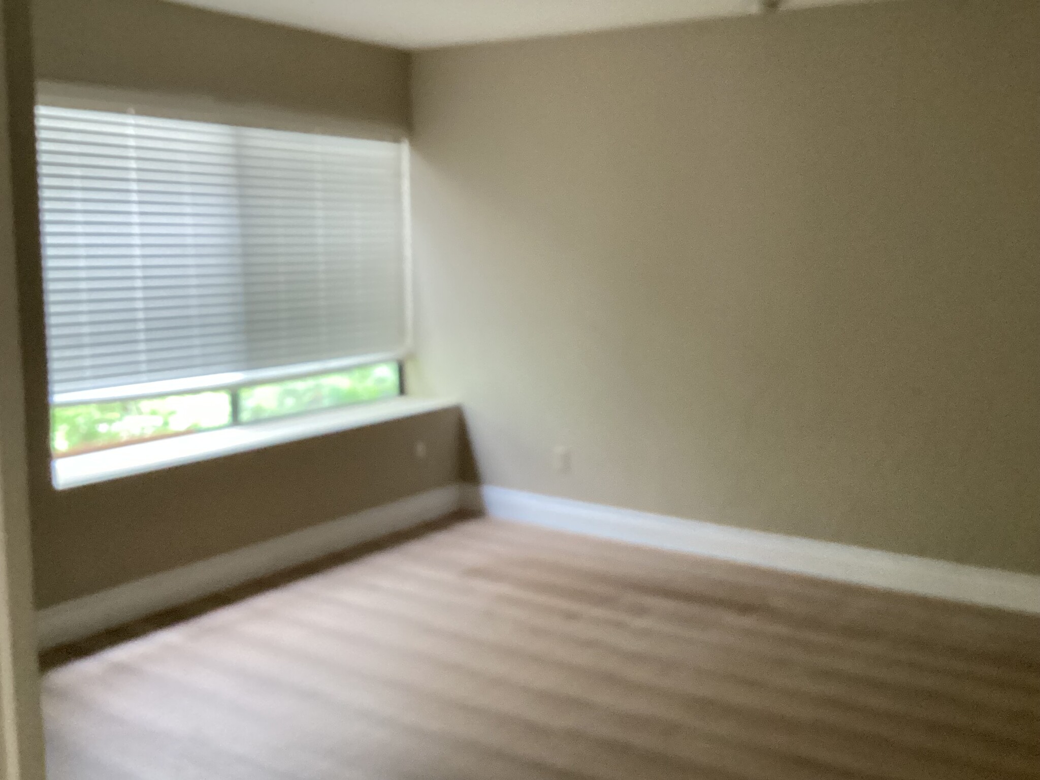 Building Photo - 2556 Navarra Dr