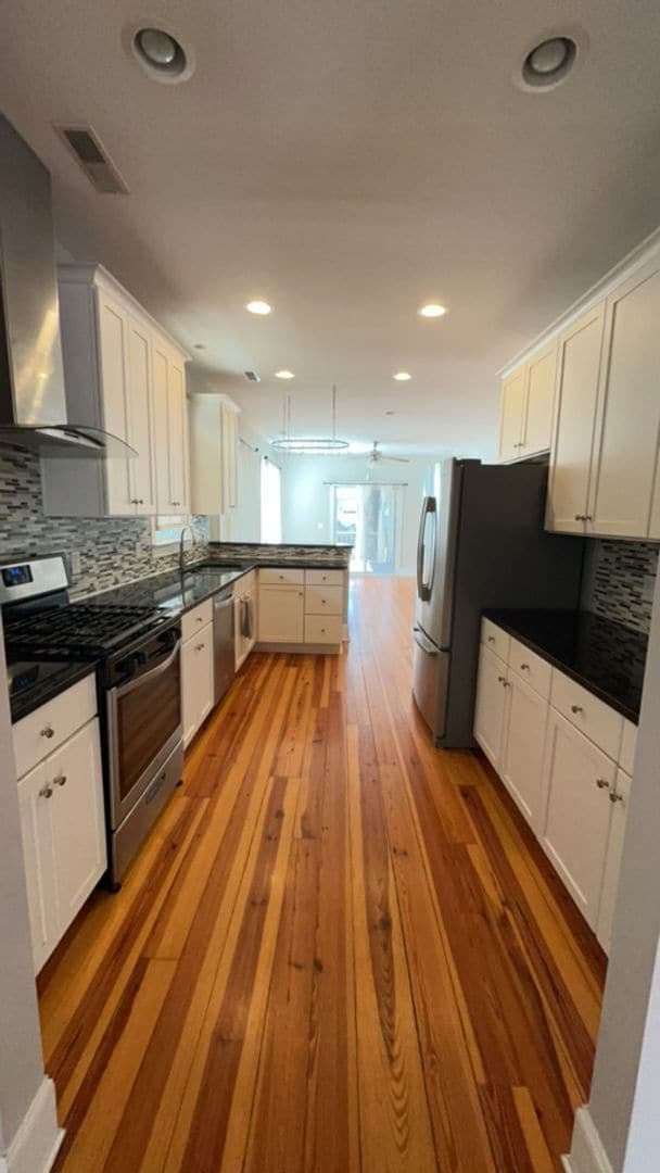 Building Photo - Available April 6th. Custom Built 3BR/2 BA Home in Park Circle!