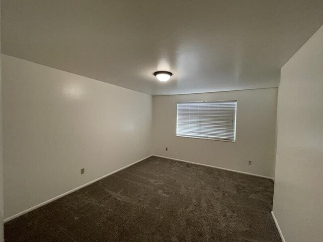 Building Photo - 25 E 960 S