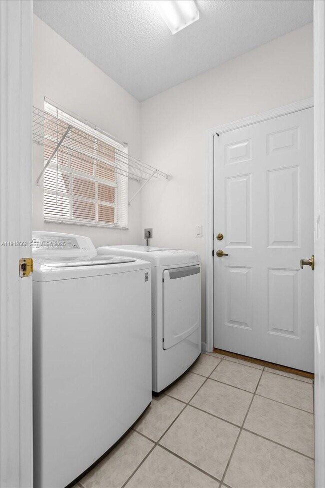 Building Photo - 2675 SE 4th Pl