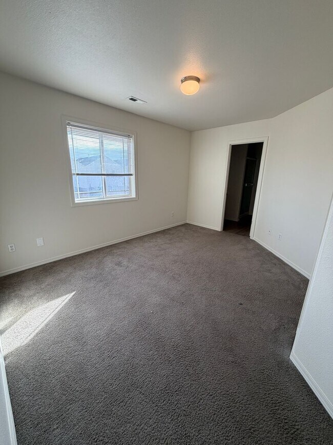 Building Photo - 3 bed 3.5 bath Townhome available on Rd 68!