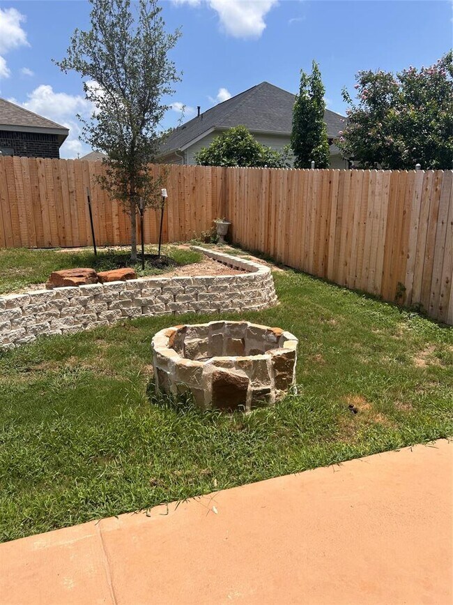 Building Photo - 120 Sawtooth Dr