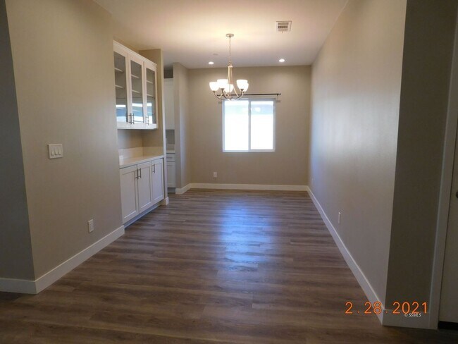 Building Photo - Beautiful 4 bed, 2.5 bath home AVAILABLE for RENT February 15th, 2026!