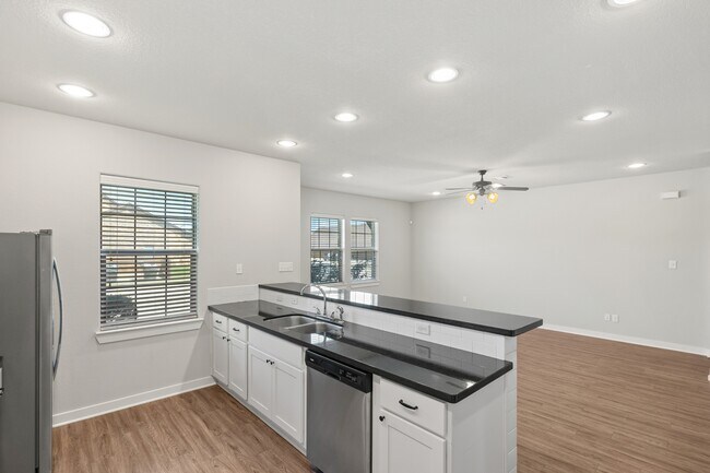 Building Photo - 415 Goldilocks Ln