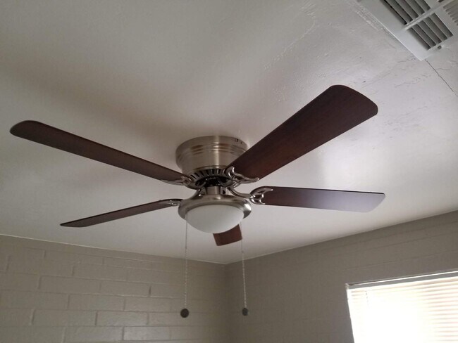 Building Photo - FANTASTIC TWO BEDROOMS 1 BATHROOM NORTH PH...