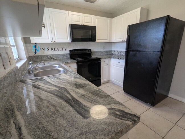 Building Photo - Great Location!  Charming, TRUE 3/2/1, 1283sq ft home with RENOVATED bathrooms & kitchen, fenced ...