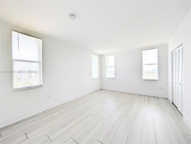 Building Photo - 7133 Bay Dr