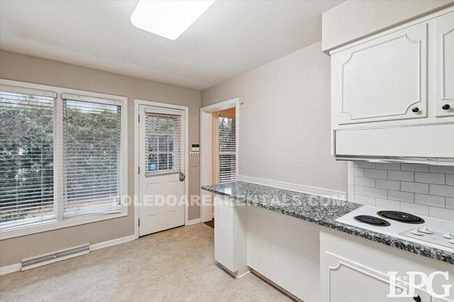 Building Photo - 3835 Hillandale Rd