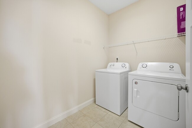 Building Photo - 3135 Patrick Henry Dr