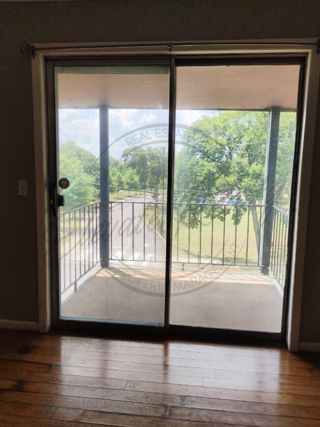 Building Photo - Charming 1 Bedroom | 1 Bath Upstairs Apart...