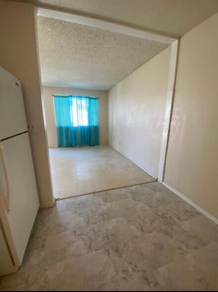 Building Photo - 325 S Spring St