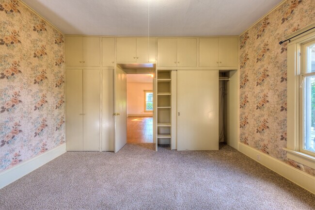 Building Photo - Charming bungalow