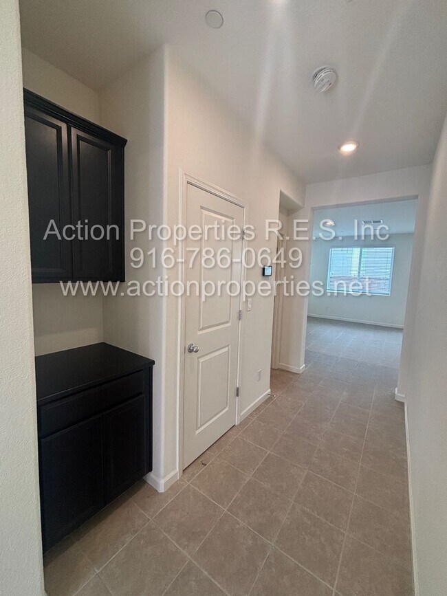 Building Photo - Rocklin Meritage Durango Subdivision - 2 Story 3 Bed, 2.5 bath - 1,833 sqft - NO HOA!