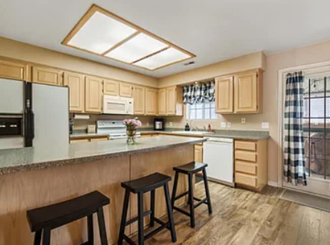 Building Photo - Charming Townhome Close to Shopping and Hospital