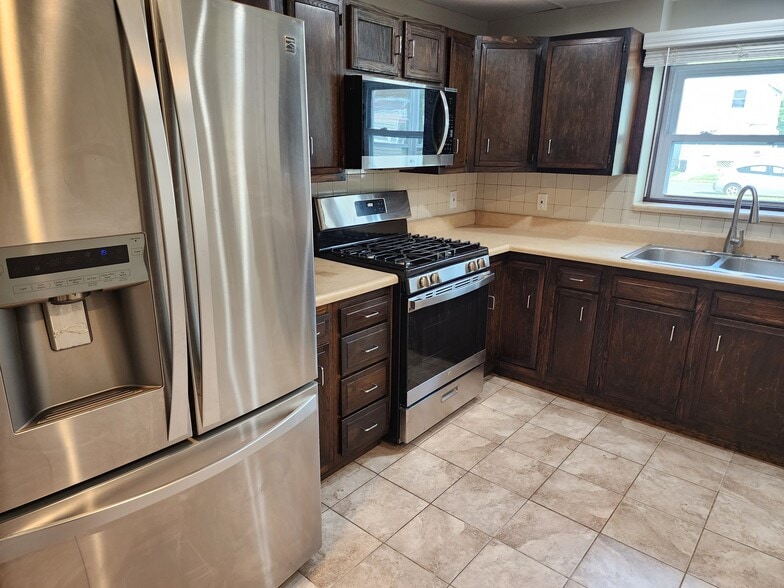 Kitchen with new stove/range and microwave - 100 Manning Pl