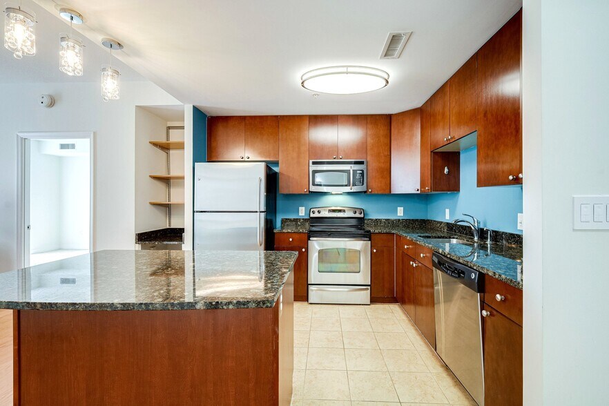 Kitchen - 155 POTOMAC Psge