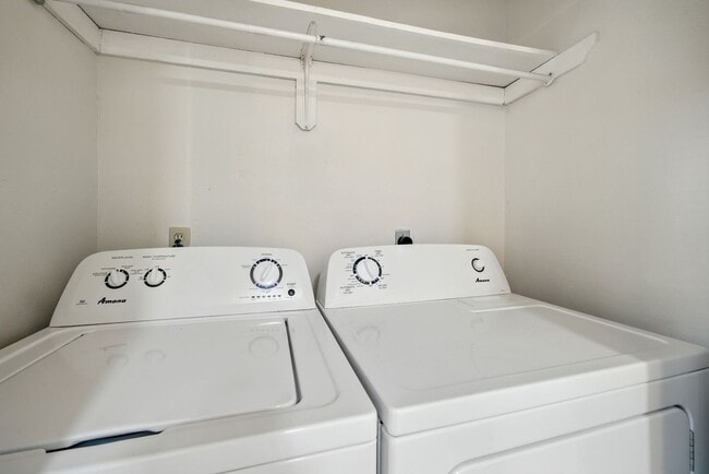 Building Photo - UT PRE-LEASE: 5 bed / 3 bath Remodeled Wes...