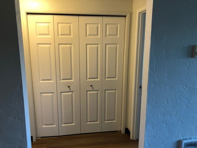 Building Photo - 2 bedroom 1 bath duplex in Cottage Grove!