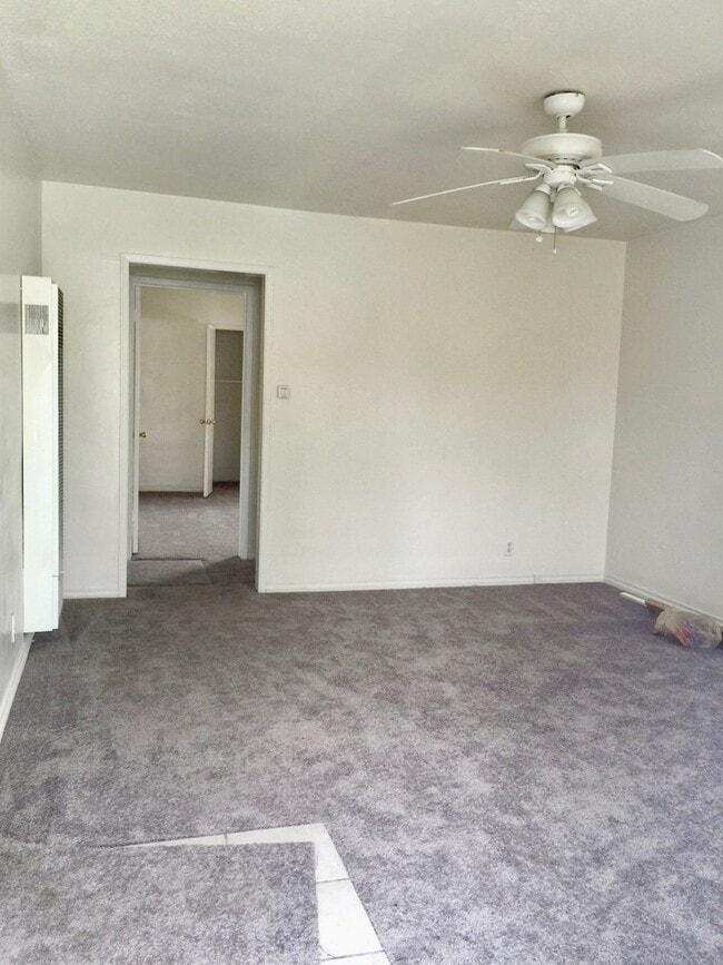 Building Photo - 4 BEDROOM 2 BATH HOUSE