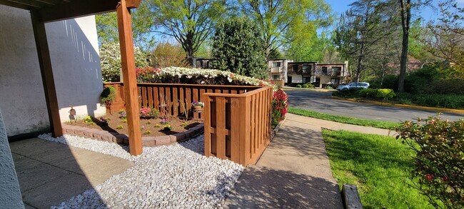 Building Photo - 1632 Valencia Way