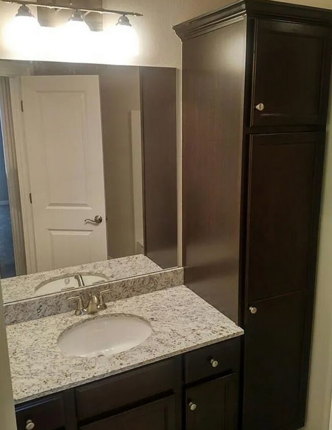 Building Photo - 3 Bedroom Townhome for Lease Rogers, AR! *...