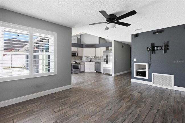 Building Photo - 5517 Loma Vista Dr E