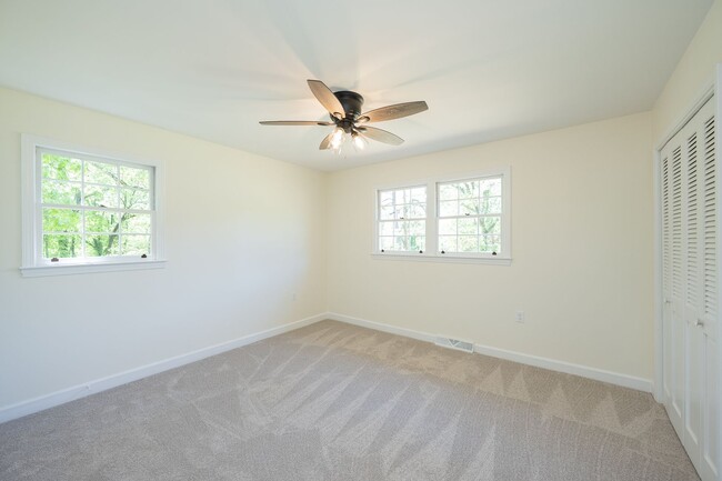 Building Photo - SPACIOUS RETREAT WITH DOWNTOWN CONVENIENCE