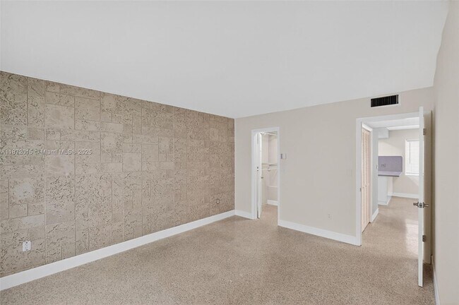 Building Photo - 537 Menendez Ave
