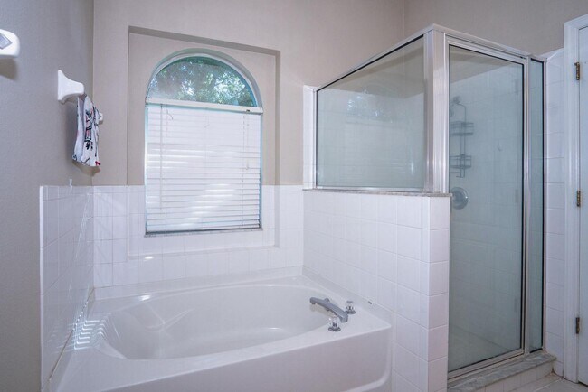 Building Photo - 10815 Lakeside Vista Dr