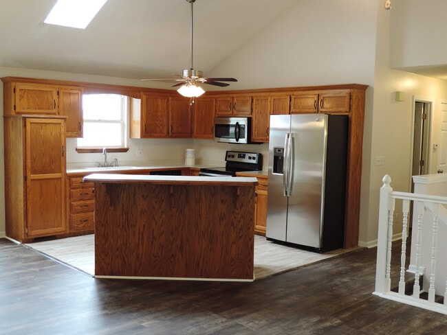 Building Photo - short term lease available