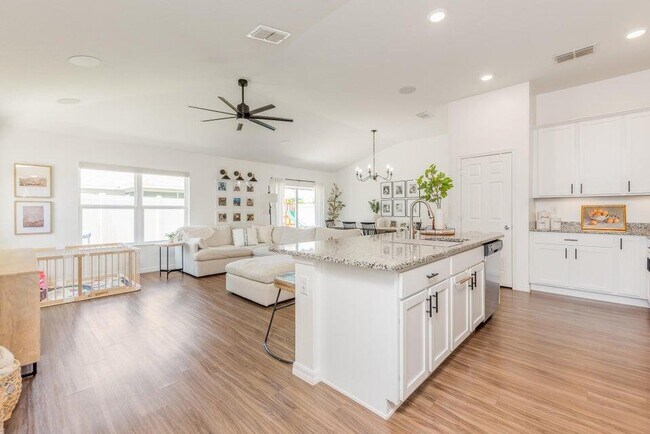Building Photo - 5940 NW Pine Trail Cir