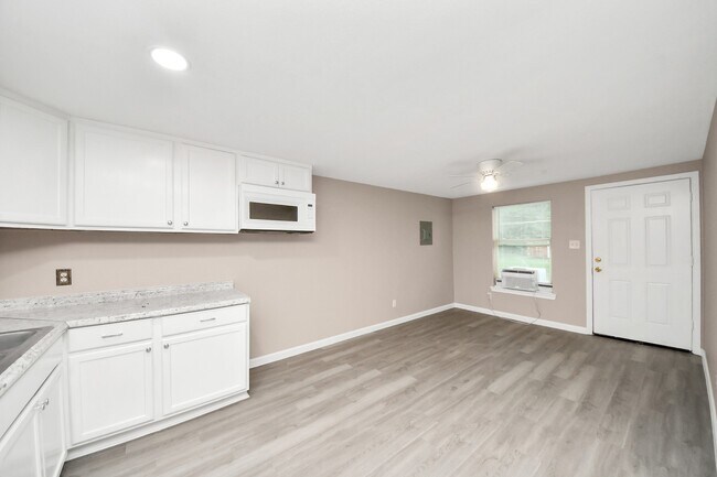 Building Photo - 17111 River Rd