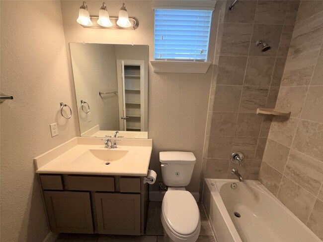 Building Photo - 2018 Royal Landing Dr