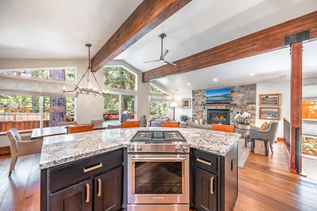 Building Photo - 198 Country Club Dr