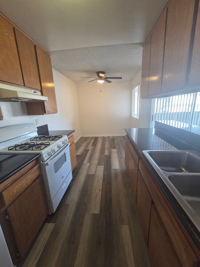 Building Photo - 2 Bedroom Condo for Rent