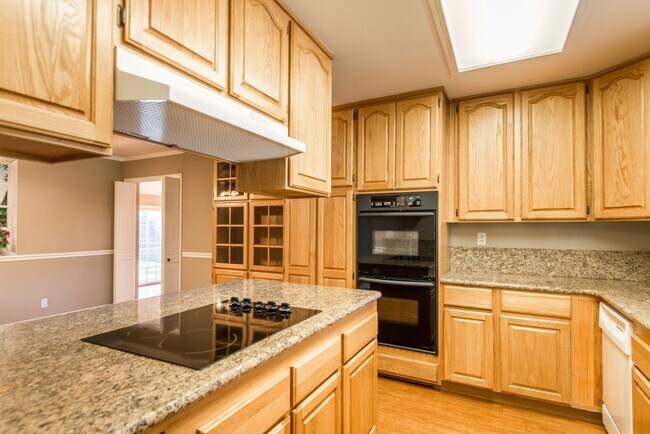 Building Photo - Spacious South Bay Home in Charming Neighb...