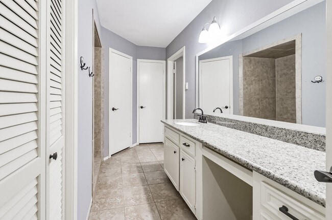 Building Photo - 5347 Lincoln Green Dr