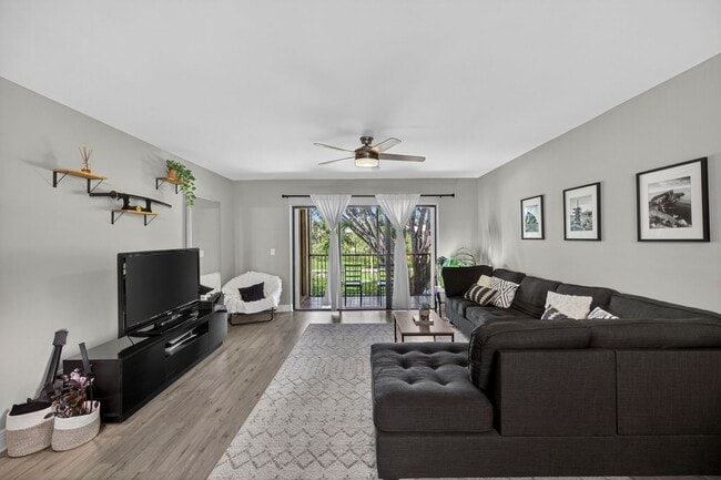 Primary Photo - 412 Lakeview Dr