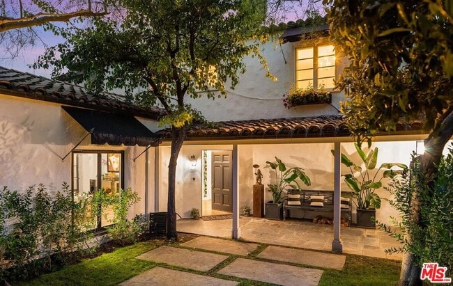 Building Photo - 1514 Sunset Plaza Dr