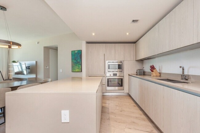 Building Photo - 4011 S Ocean Dr